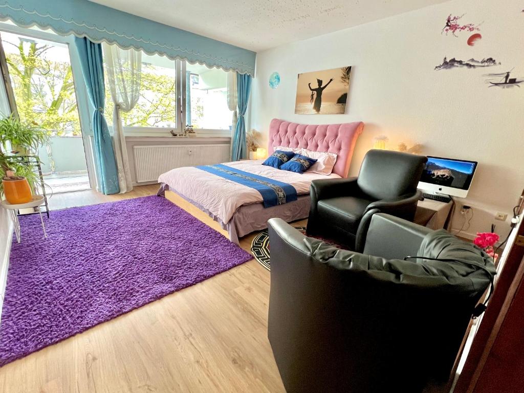 um quarto com uma cama e um tapete roxo em The Stylish&Cozy Apartment with 37㎡ in District 1 em Dusseldorf