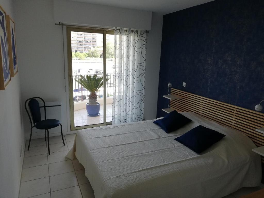 une chambre avec un grand lit et une fenêtre dans l'établissement Your holiday Island in Mandelieu-la-Napoule, à Mandelieu-la-Napoule
