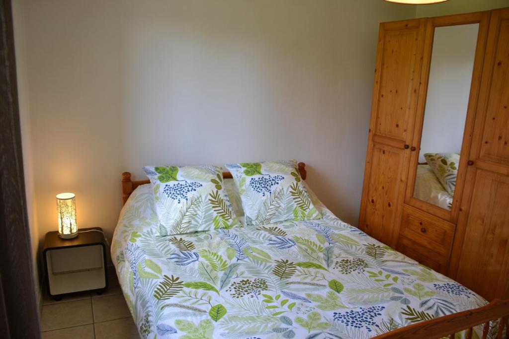 Postel nebo postele na pokoji v ubytování L'ESCALE SINAGOTE Gîte