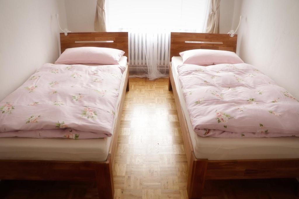 Postel nebo postele na pokoji v ubytování Besondere Ferienwohnung in Königslutter am Elm