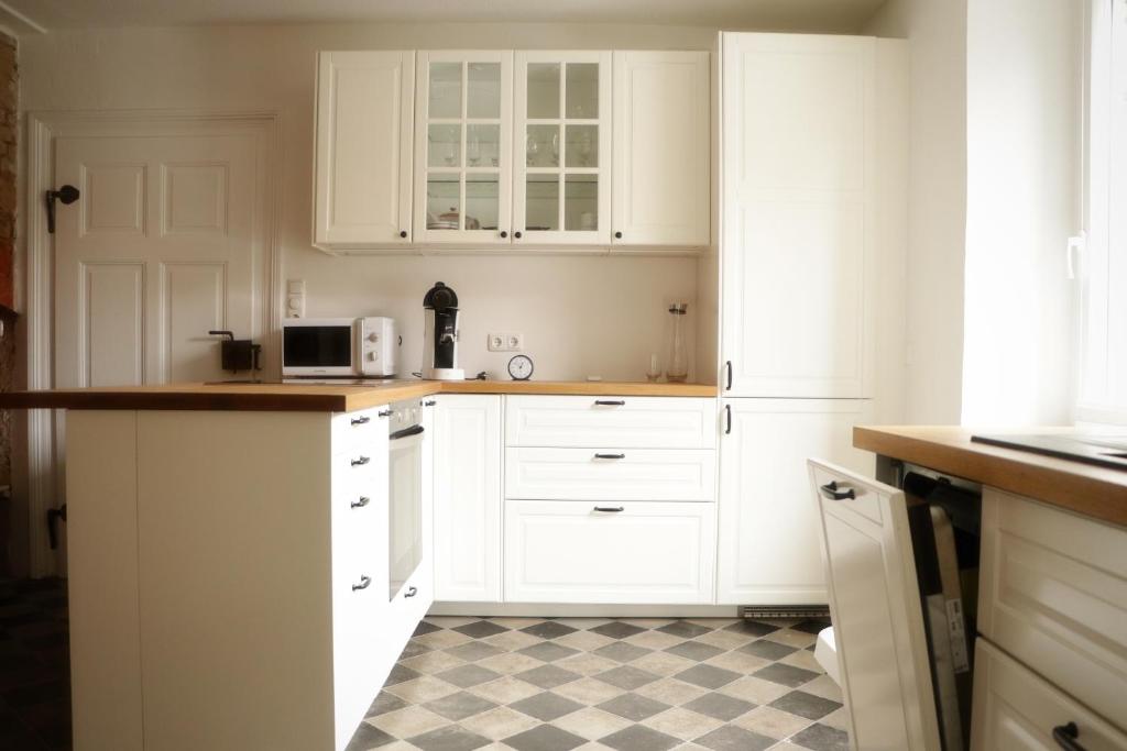 Kuchyň nebo kuchyňský kout v ubytování Besondere Ferienwohnung in Königslutter am Elm