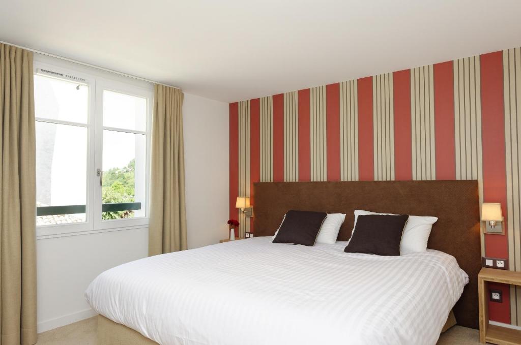Postel nebo postele na pokoji v ubytování Logis Hotel de la Nivelle