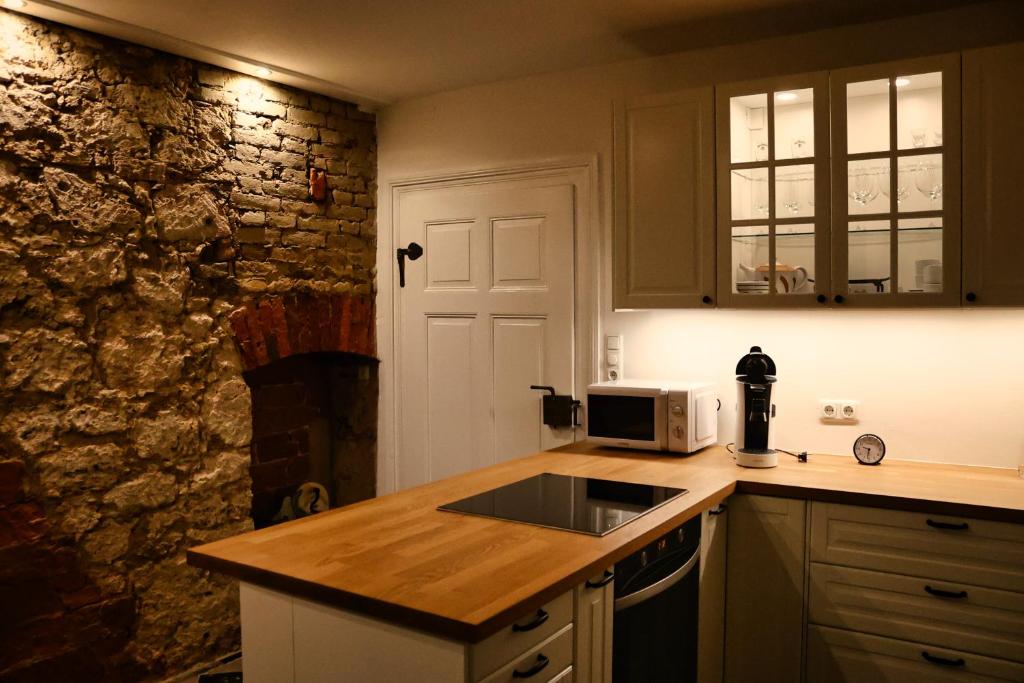 Kuchyň nebo kuchyňský kout v ubytování Besondere Ferienwohnung in Königslutter am Elm