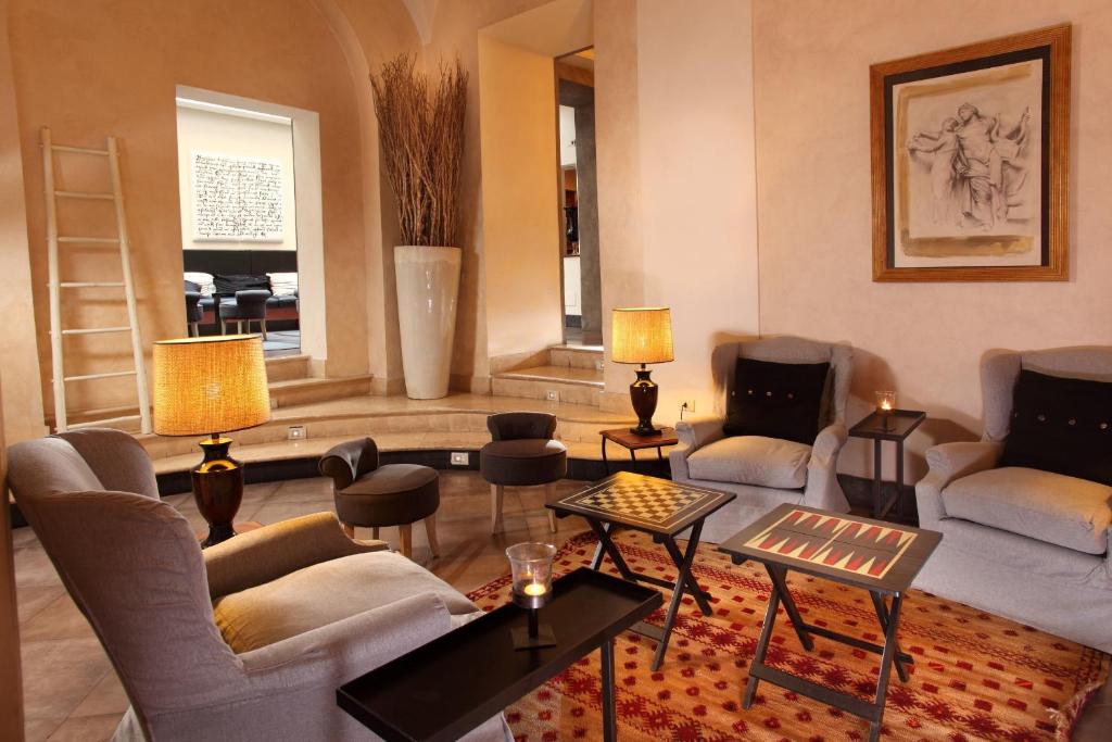 ein Wohnzimmer mit Sofas, Stühlen und einem Tisch in der Unterkunft Hotel Adriano in Rom