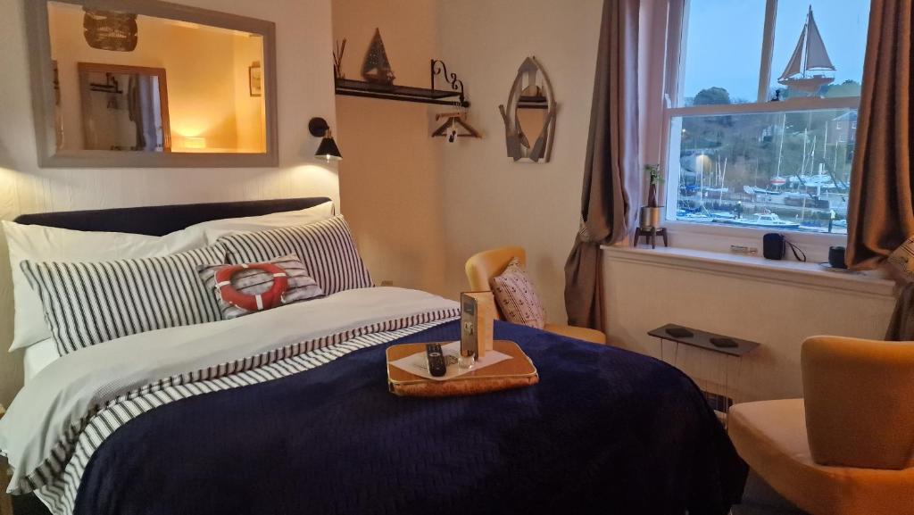 una camera d'albergo con letto e finestra di The Ocean Guesthouse a Weymouth
