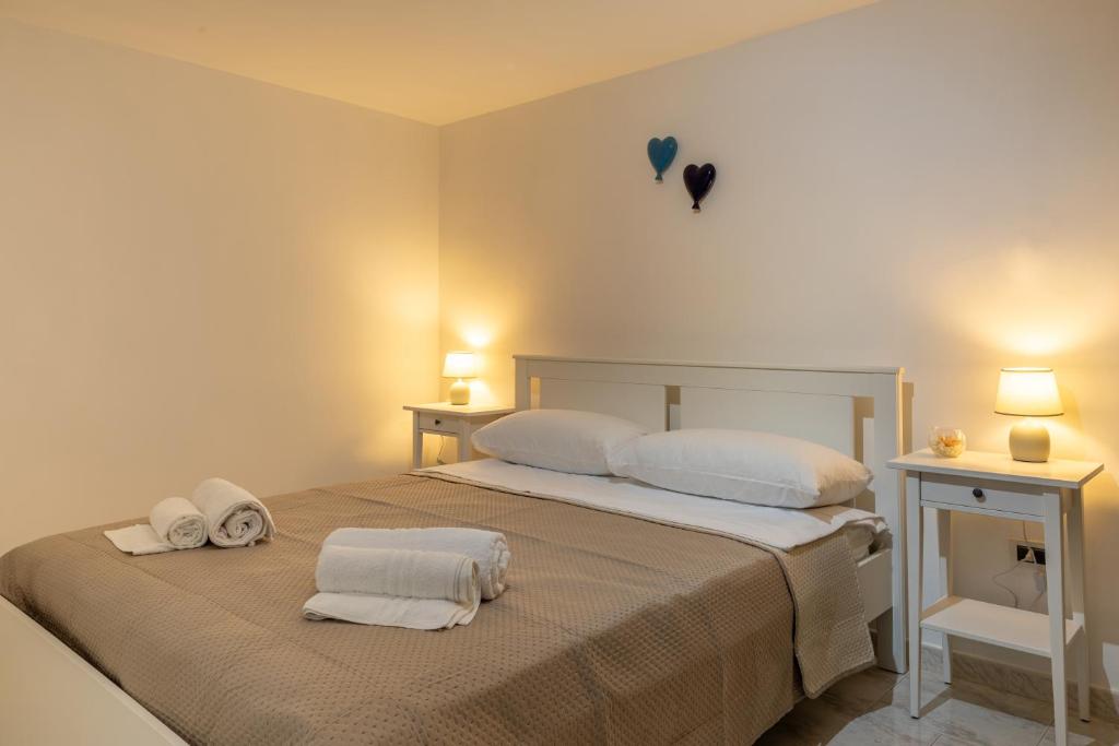 una camera da letto con un grande letto con asciugamani di Dimora Caravigna a Carovigno