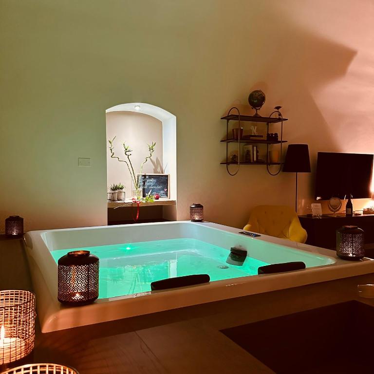 Bazén v ubytování Muralta Suite & Luxury Rooms nebo v jeho okolí