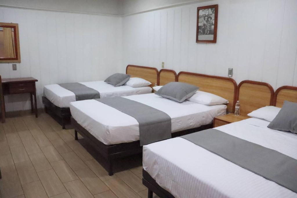 Postel nebo postele na pokoji v ubytování Hotel Riviera