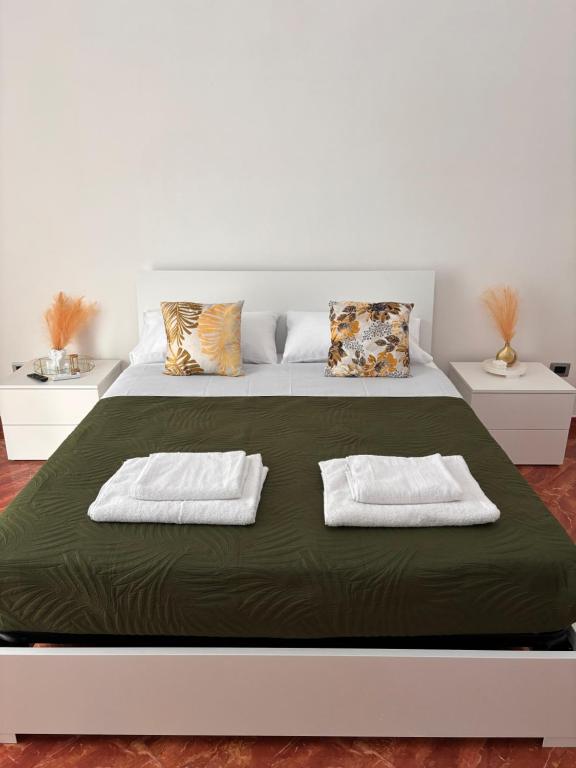 un grande letto bianco con due cuscini sopra di La Tela di Elena a Napoli