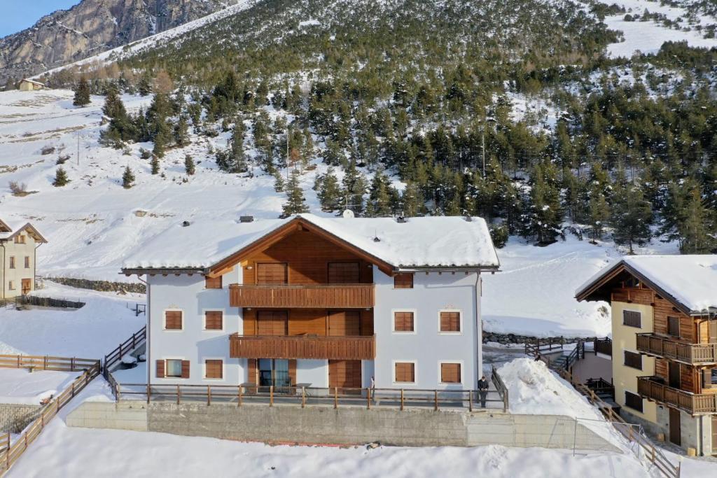 une maison dans la neige avec une montagne en arrière-plan dans l'établissement Bait Solif, à Valdidentro