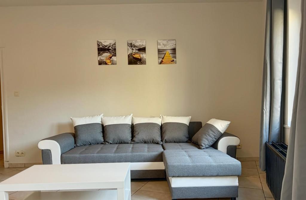 uma sala de estar com um sofá e uma mesa em Station 173 A Bruxelles-Charleroi-airport em Charleroi