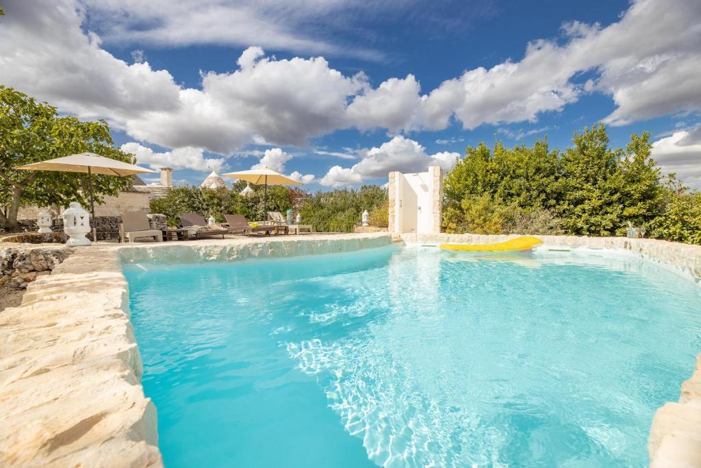 - une piscine d'eau bleue dans l'établissement Trullo Dorato, à Alberobello