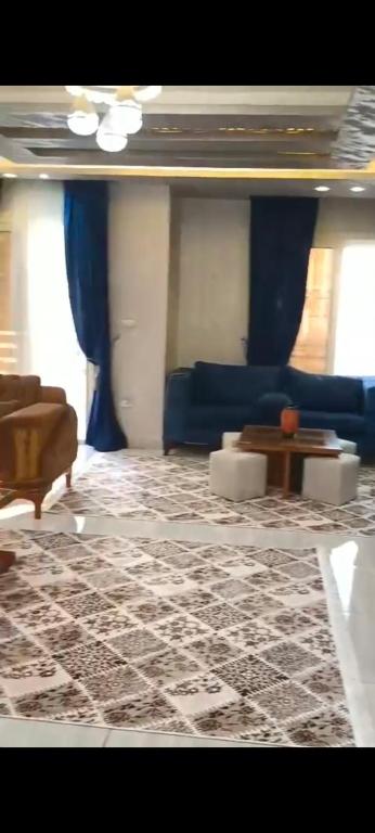 - un salon avec un canapé et une table dans l'établissement المهندسين, au Caire