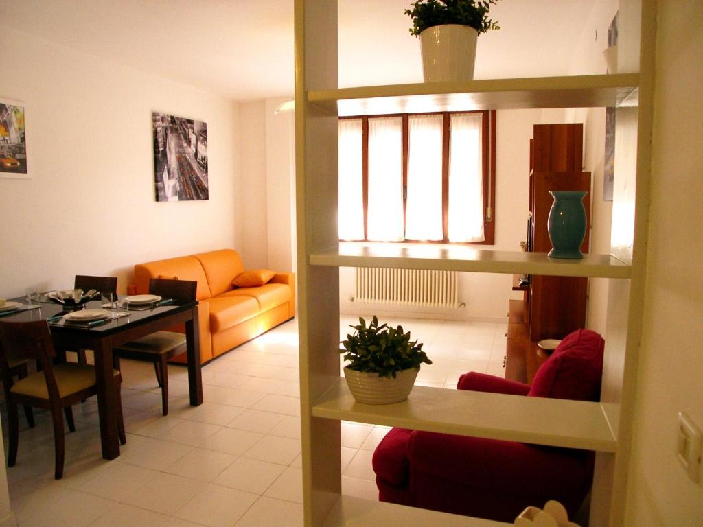 een woonkamer met een bank en een eetkamer bij Casa Carducci in Grado