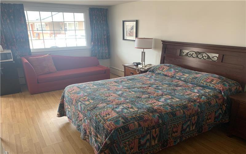 pokój hotelowy z łóżkiem i kanapą w obiekcie Stone-House Motel and Restaurant w mieście Truro