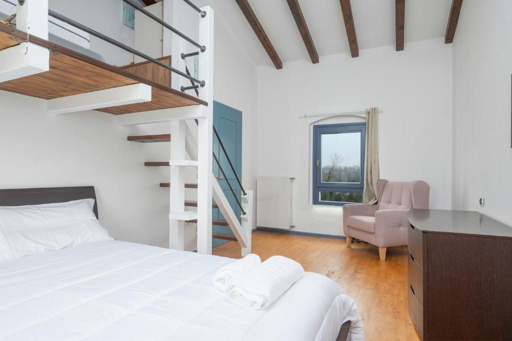 ペスキエーラ・デル・ガルダにあるVilla Zaninaのベッドルーム1室(白いベッド1台、階段付)