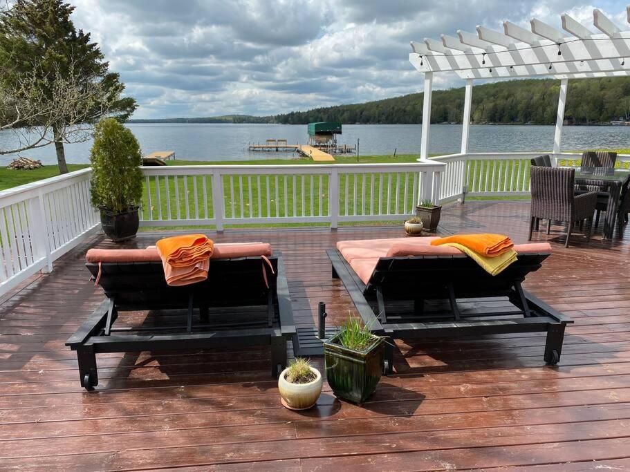 un patio con 2 sillas y una mesa en una terraza en Beautiful Wisconsin Beach Retreat Lake Lucerne, en Crandon
