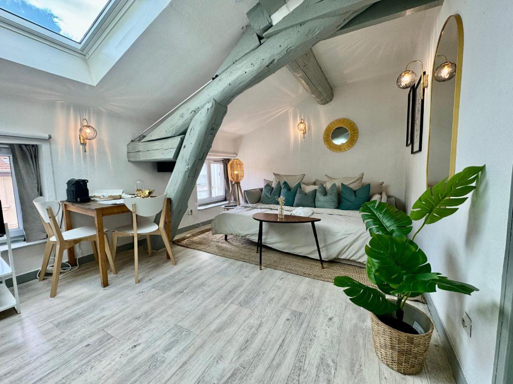 une chambre avec un lit, une table et un bureau dans l'établissement Suite Jota - Check in h24 - Wifi, à Lyon