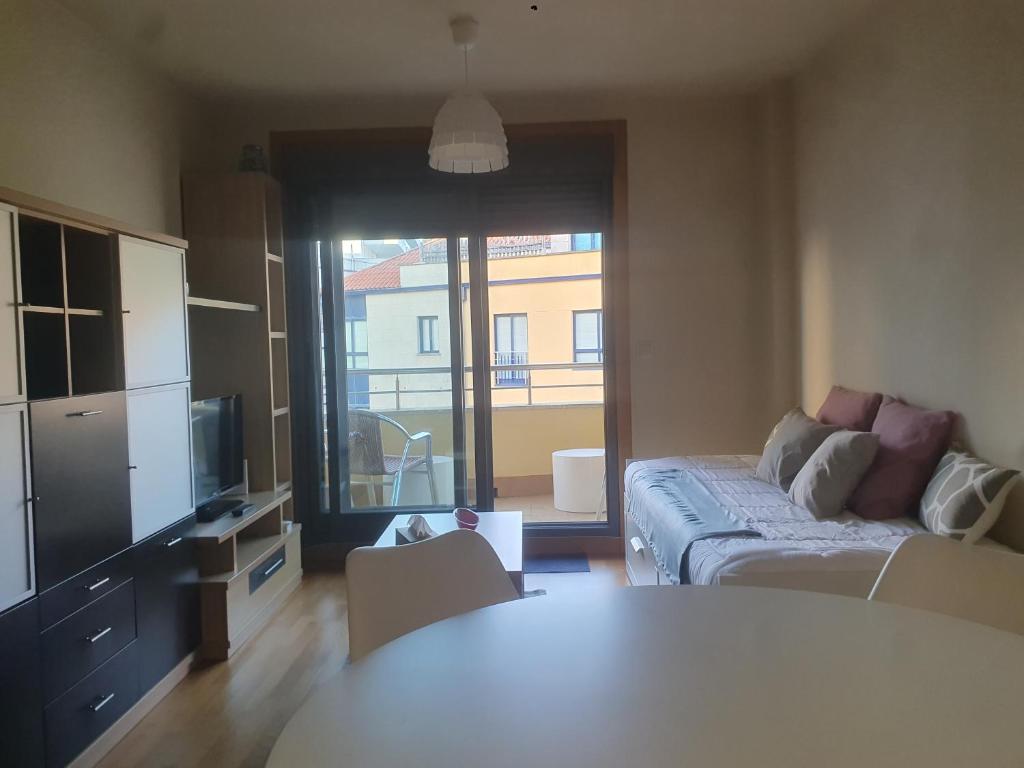 A kitchen or kitchenette at Apartamento en urbanización con piscina en Playa de Silgar
