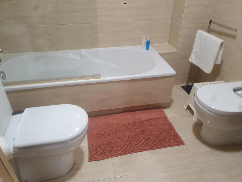 A bathroom at Apartamento en urbanización con piscina en Playa de Silgar