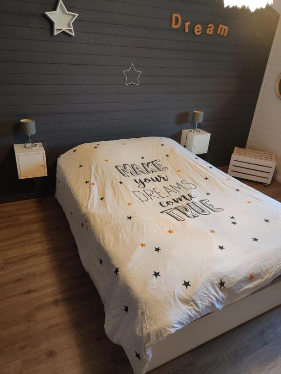 - une chambre dotée d'un lit avec des étoiles dans l'établissement Chez Anaïs, à Dieue-sur-Meuse