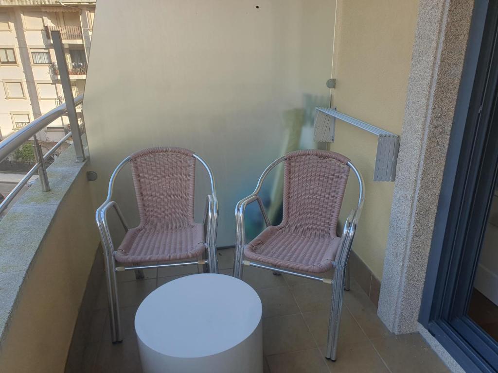 A balcony or terrace at Apartamento en urbanización con piscina en Playa de Silgar