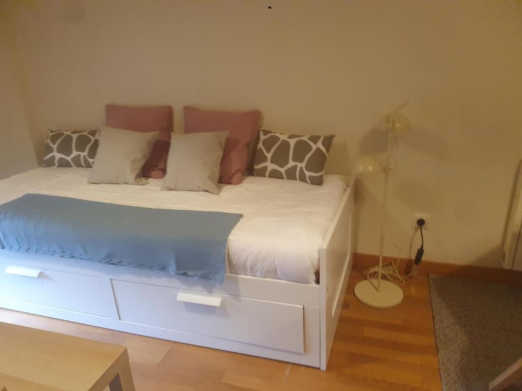 A bed or beds in a room at Apartamento en urbanización con piscina en Playa de Silgar