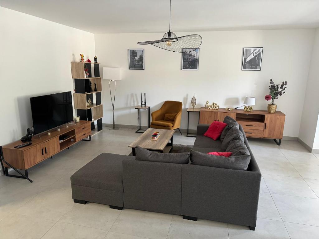 salon z kanapą i telewizorem w obiekcie Magnifique T3 les hauts du port Bonifacio w mieście Bonifacio