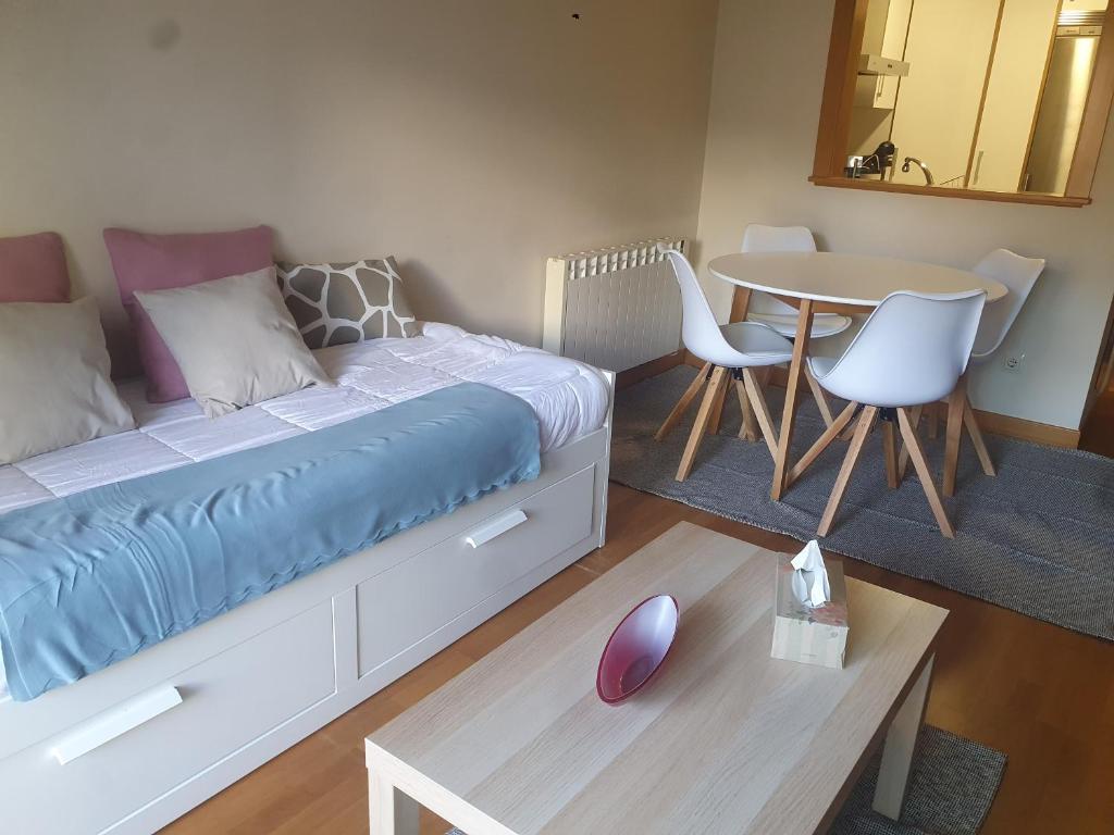 A bed or beds in a room at Apartamento en urbanización con piscina en Playa de Silgar