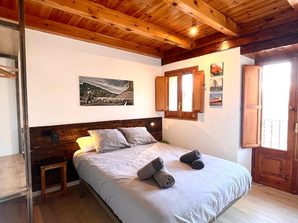 um quarto com uma cama com duas almofadas em Casa Sinera em Roní