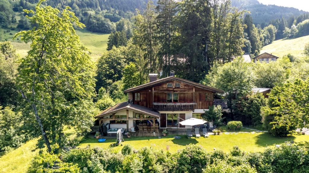 uma vista aérea de uma casa na floresta em chalet les ecureuils em Saint-Jean-de-Sixt