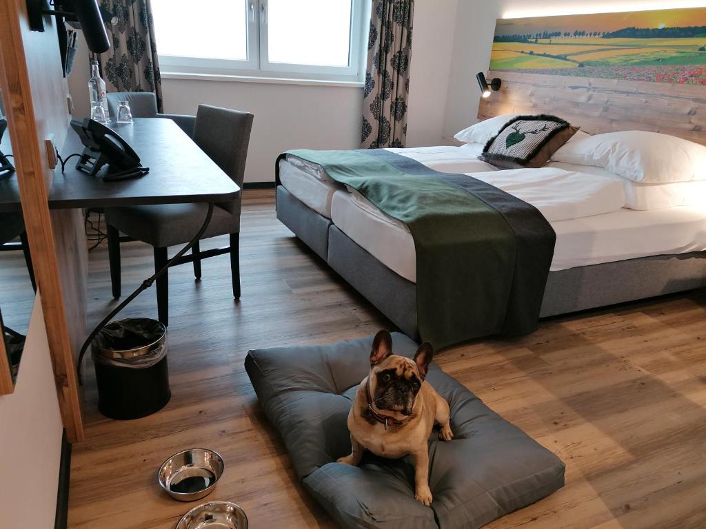 Postel nebo postele na pokoji v ubytování Hotel Grohnder Fährhaus