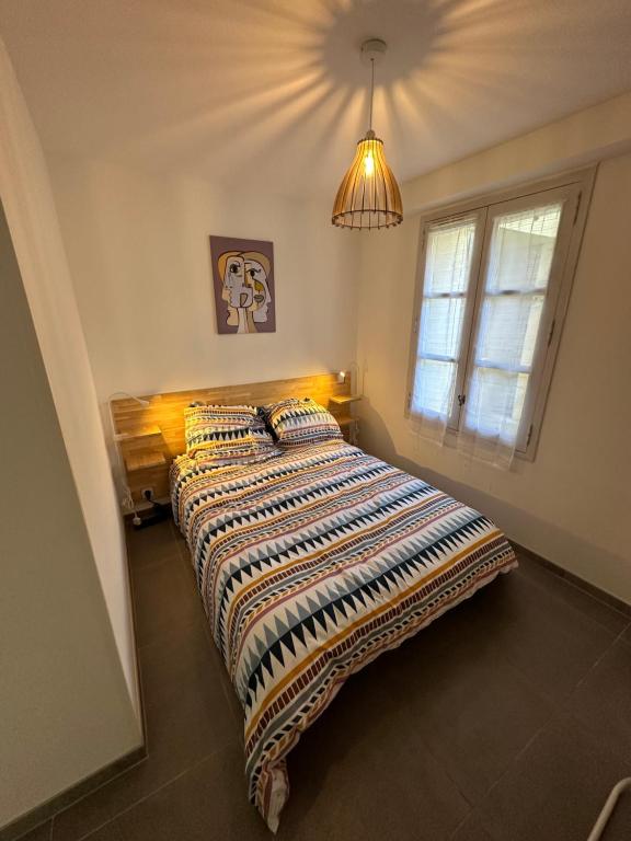 Cama ou camas em um quarto em Appartement neuf en centre 40m&sup2;