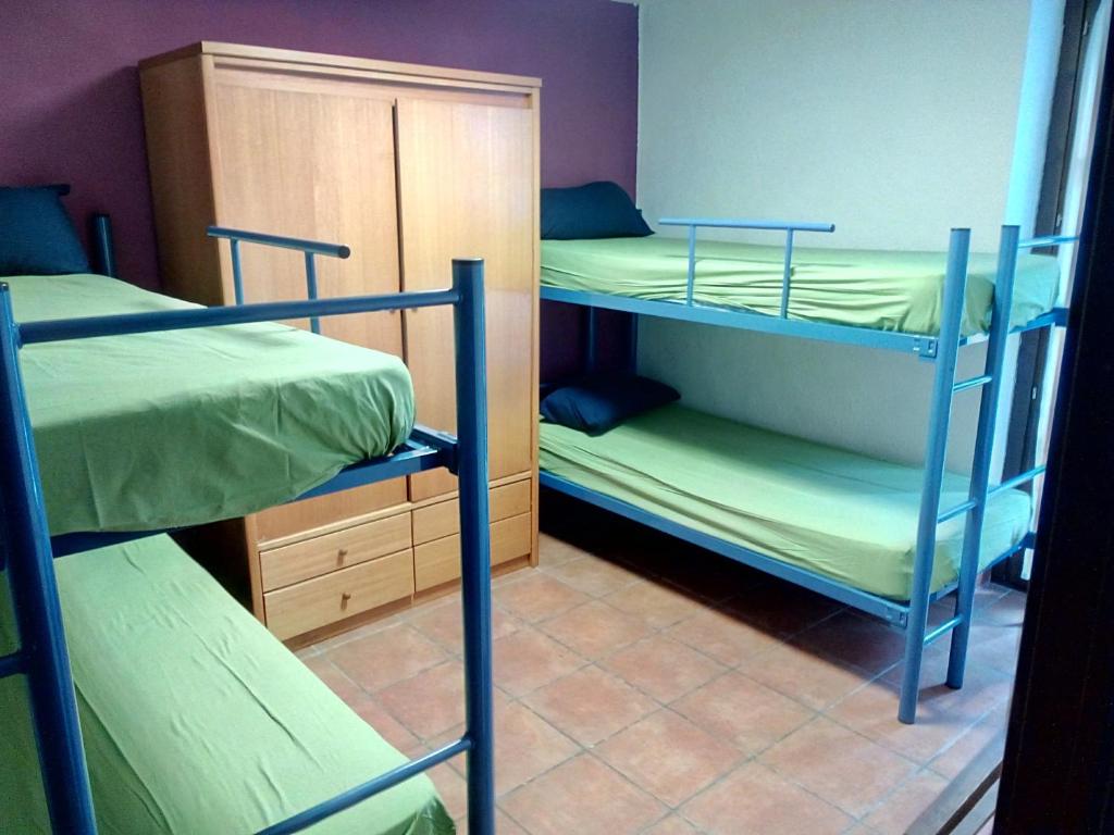Postel nebo postele na pokoji v ubytování Albergue de Canfranc Estación