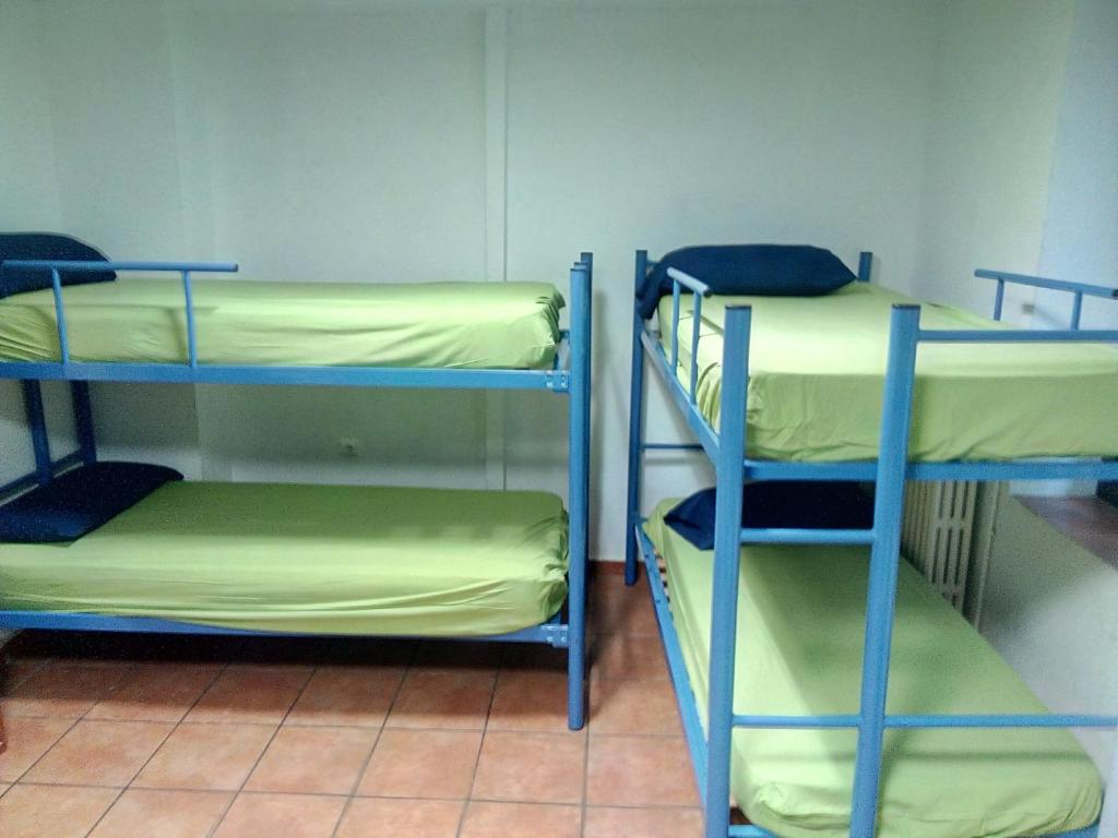 Palanda nebo palandy na pokoji v ubytování Albergue de Canfranc Estación