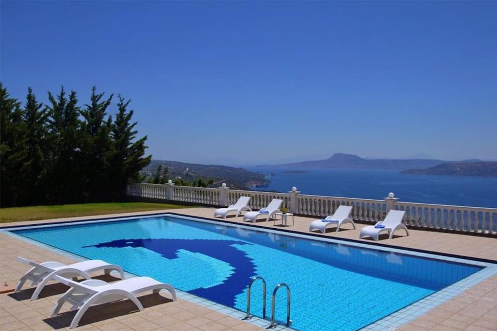 The swimming pool at or close to Villa Barbara: The Majestic View Villa