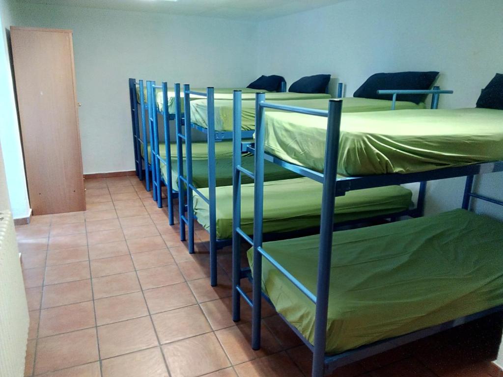 Postel nebo postele na pokoji v ubytování Albergue de Canfranc Estación