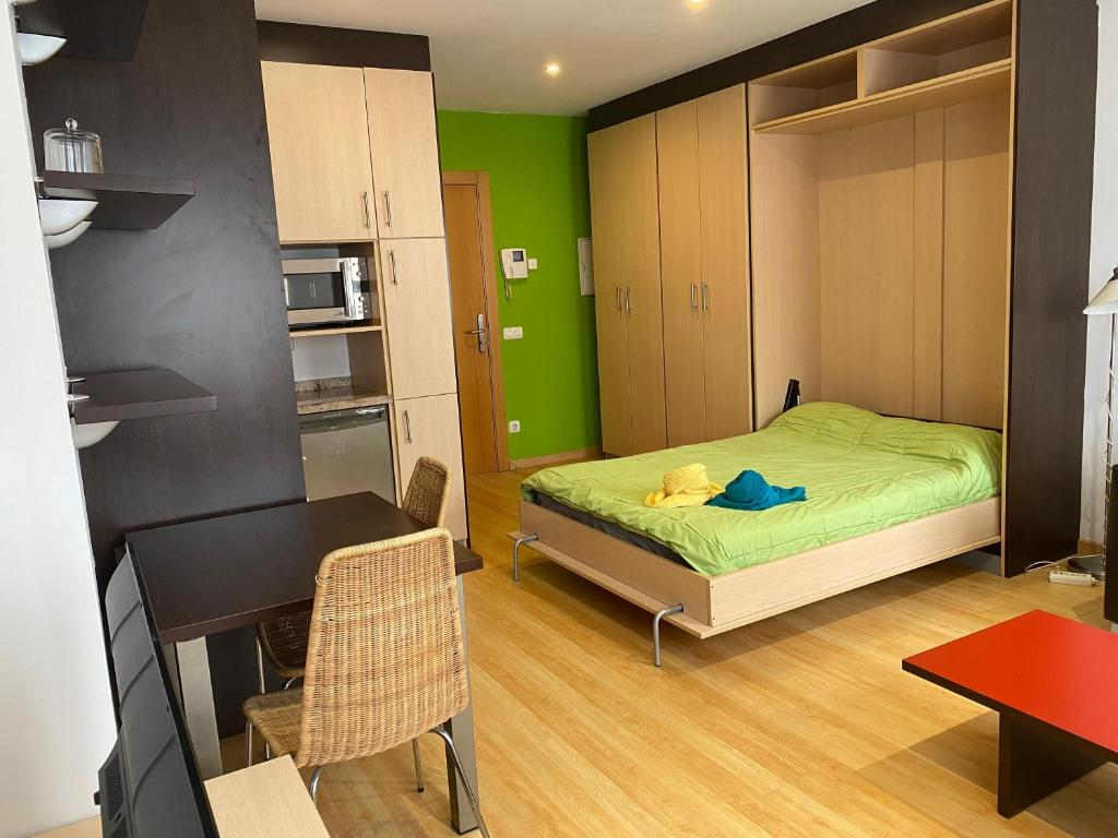 Cette petite chambre comprend un lit et une cuisine. dans l'établissement Estudio Céntrico D1, à Oviedo