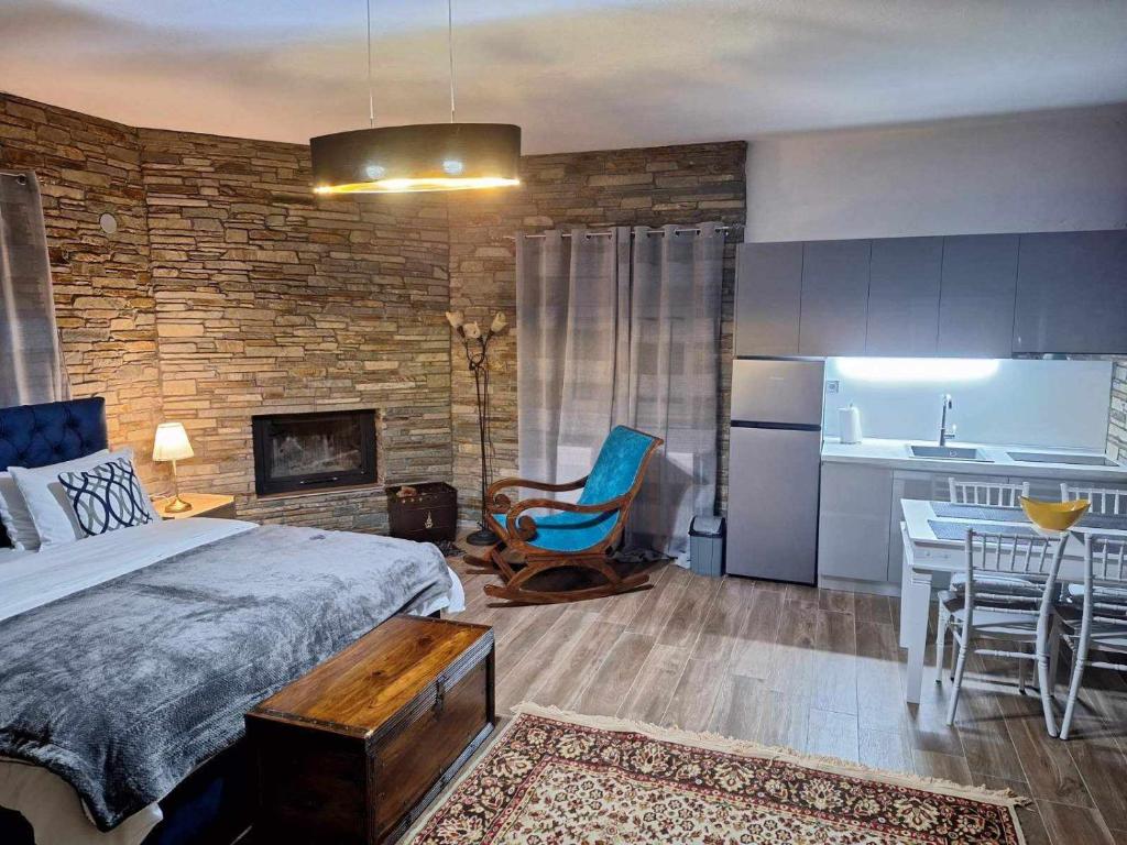 1 dormitorio con 1 cama y cocina con mesa en Bella Gaia en Eleftheroúpolis