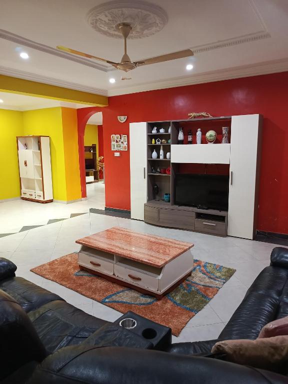 ein Wohnzimmer mit einem Sofa und einem Couchtisch in der Unterkunft jetfastventure in Accra