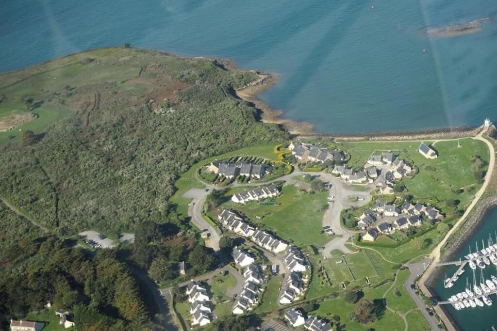 una vista aérea de una isla en el agua en APPARTEMENT VUE PORT CROUESTY, en Arzon