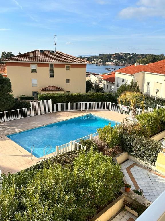 une piscine devant une maison dans l'établissement LA BLUETTE - Appartement T2 - PLAGE de PEGUIERE - ST RAPHAËL, à Saint-Raphaël