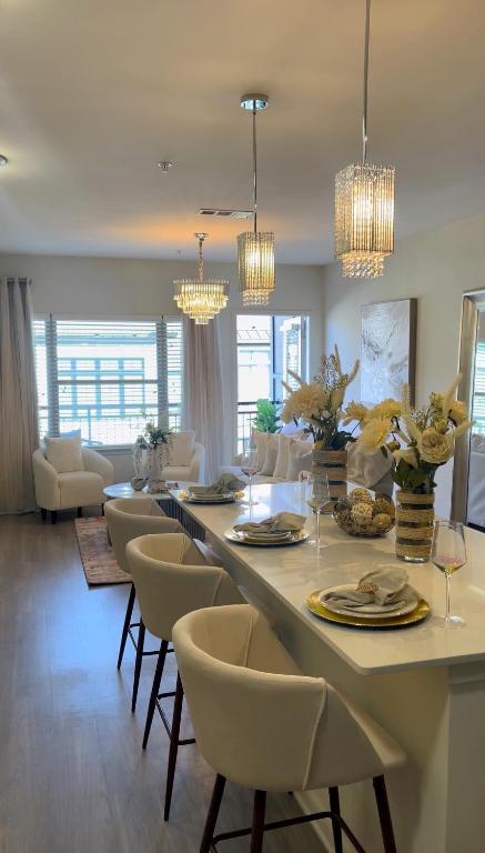 Hotel Atlanta Beltline Luxury Suite, a dining room with a long table and chairs at Atlanta Beltline Luxury Suite in Atlanta