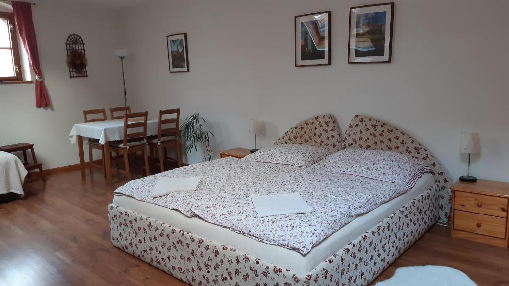 Postel nebo postele na pokoji v ubytování ubytování U Šeniglů