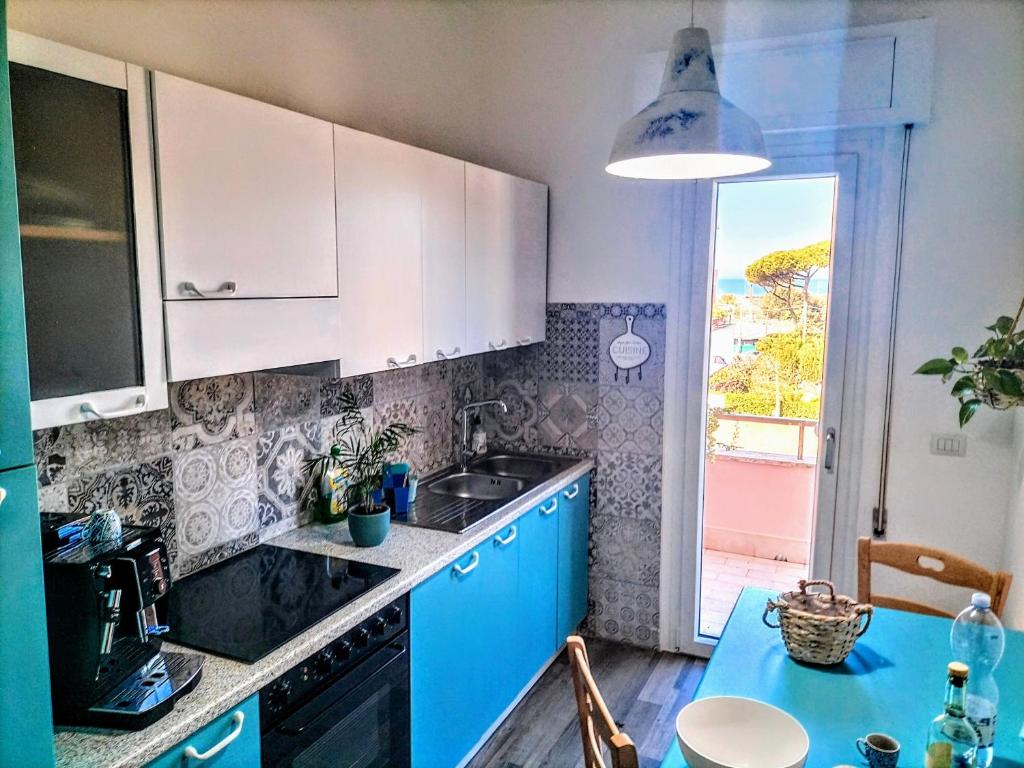 A kitchen or kitchenette at Anzio Paradise