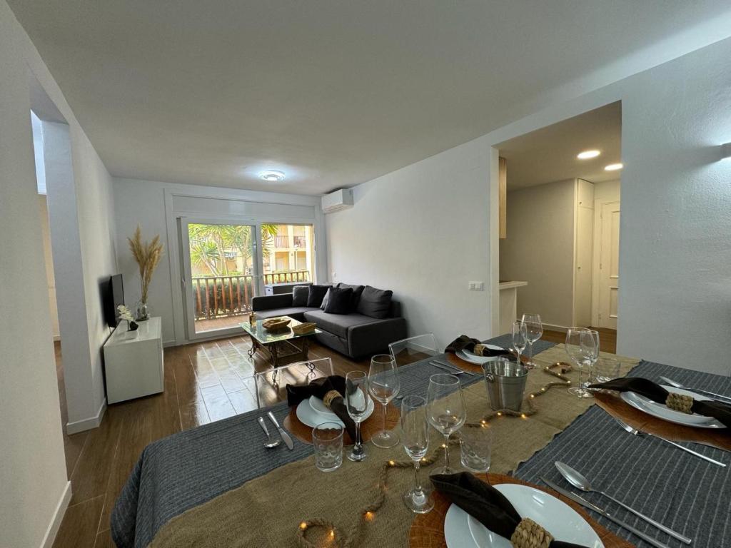 a living room with a table with wine glasses on it at Paraíso frente al mar , espectacular apartamento in El Vendrell