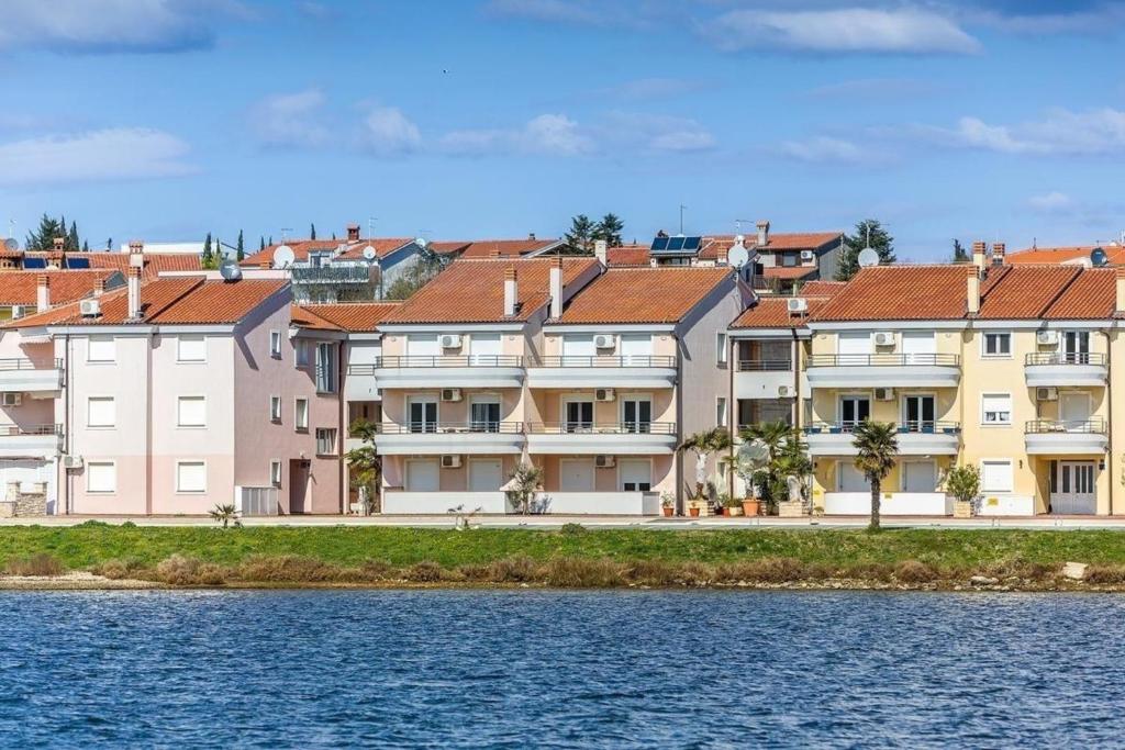 a row of apartment buildings next to the water at Wohnung in Medulin und Meerblick in Medulin