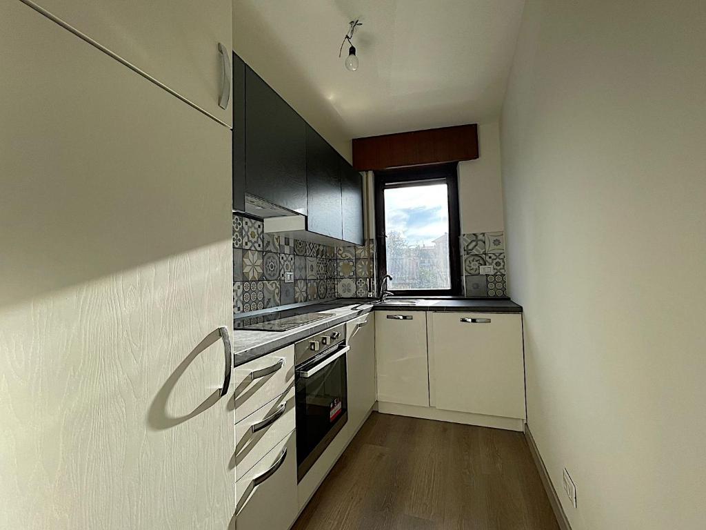 uma cozinha com electrodomésticos brancos e uma janela em Asiago Plateau New Modern House em Asiago