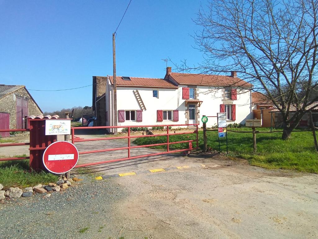 une maison blanche avec un portail et un panneau ne permettant pas d'entrer dans l'établissement Bienvenu à la campagne, à La Roche-sur-Yon