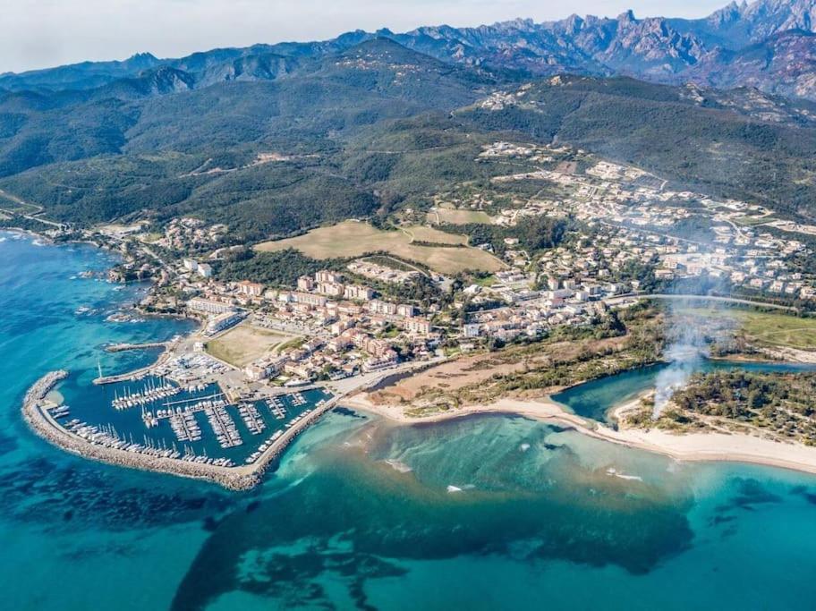 une vue aérienne d'une petite île dans l'eau dans l'établissement Appartement T4 climatisé, lumineux et vue mer à Solenzara, à Sari-Solenzara